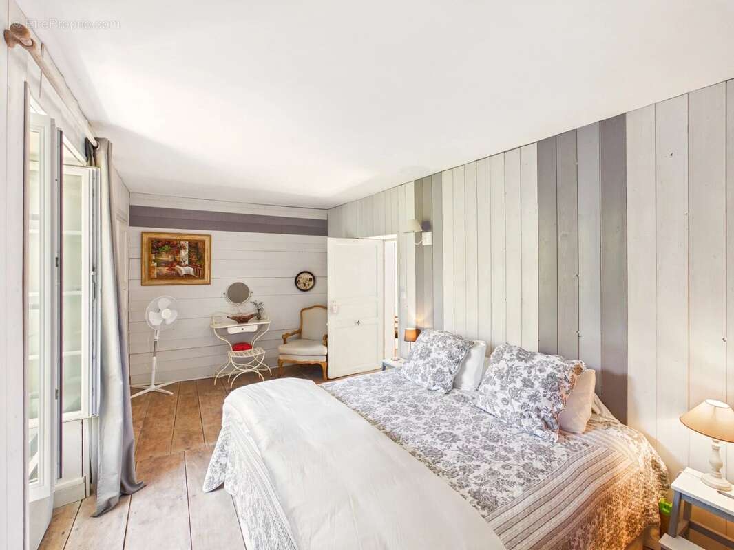 Maison rénovée en gardant tous les élements de l'époque, et commerces à pied! - photo 15