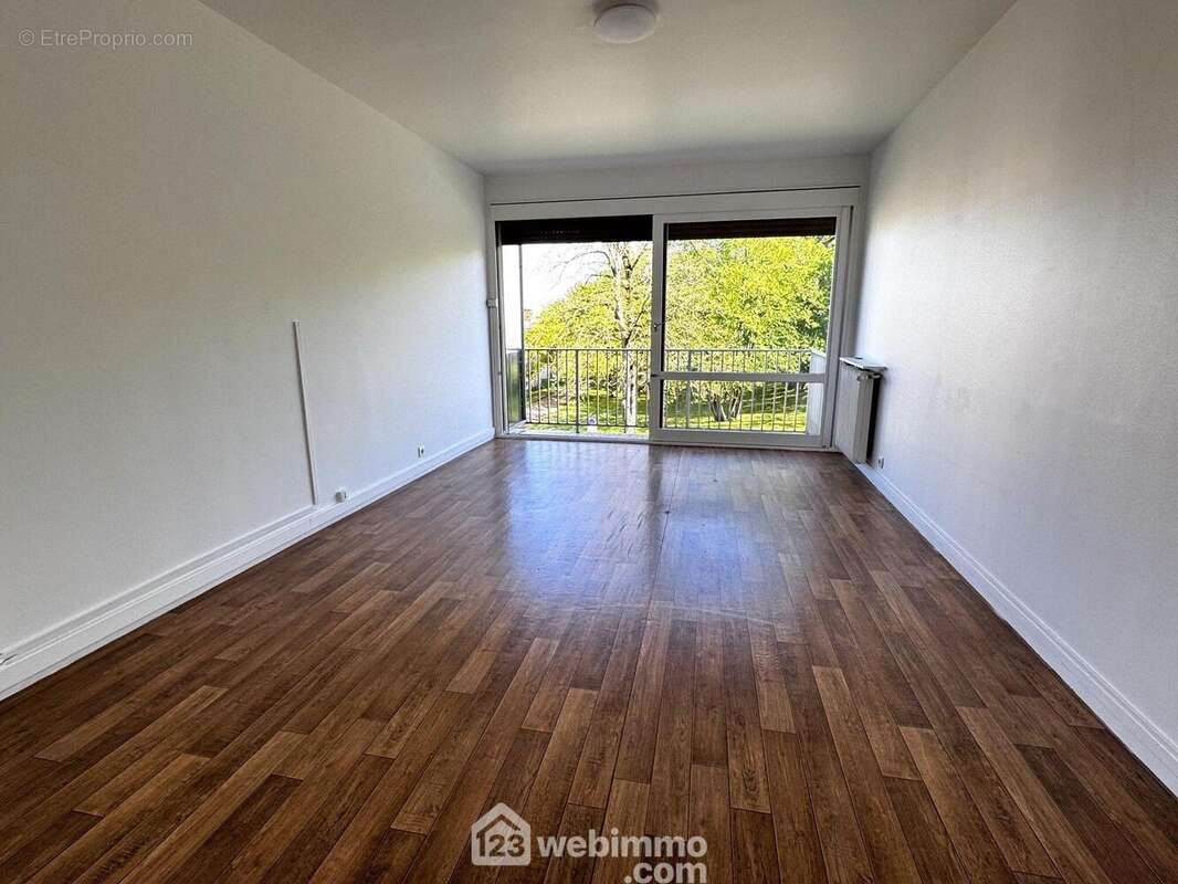 Une autre vue de ce séjour, permettant d?apprécier son volume et sa luminosité. - Appartement à RIS-ORANGIS