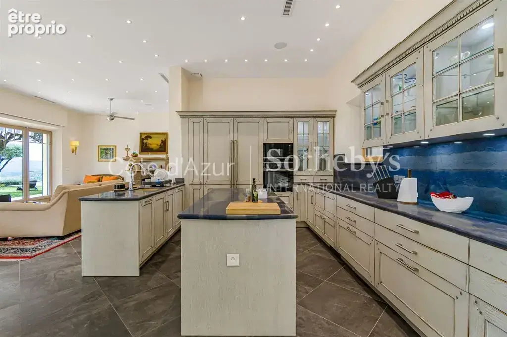 Grasse, vaste propriété familiale avec deux maisons, piscine à débordement et vue mer - photo 6