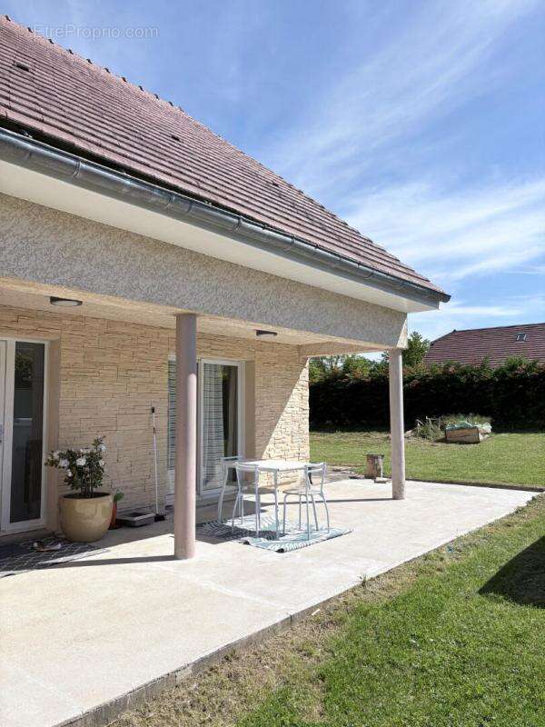 Volumes, luminosité et cadre privilégié pour cette belle maison familiale - photo 11