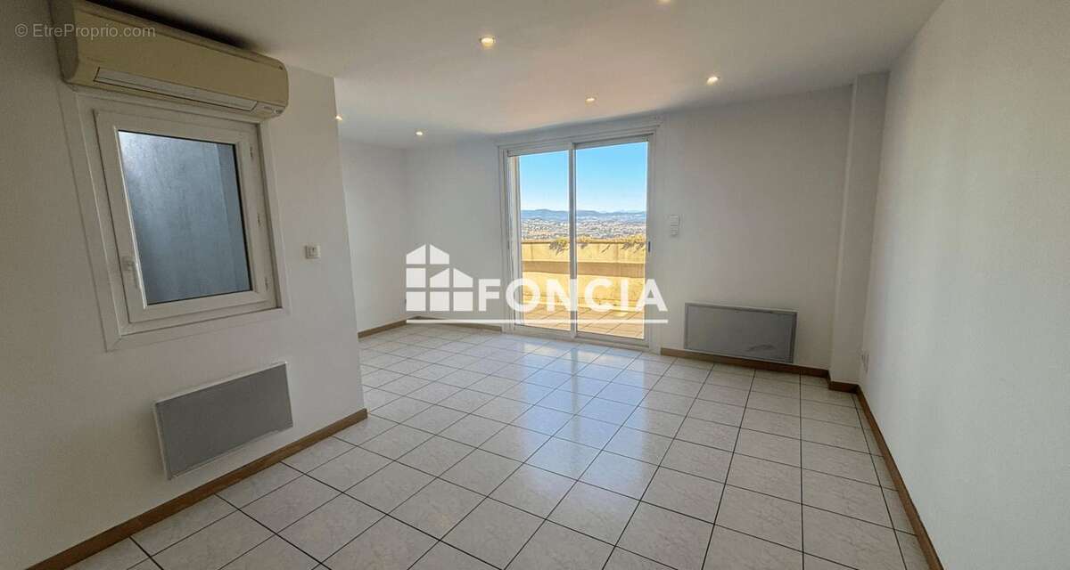 Appartement à SOLLIES-VILLE