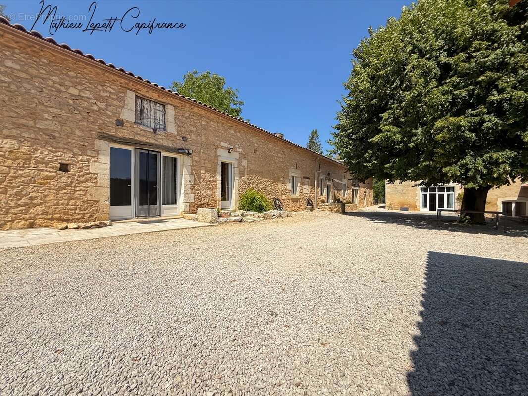 Aux portes de Périgueux – Authentique longère en pierre du XIXᵉ siècle 210 M²- T7 – DPE B – Terrain clos de 1,14 hectare-dépenda - photo 4