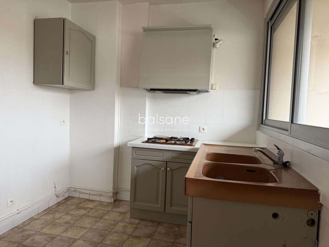 Cuisine 10,16 m² - Appartement à SAINT-PIERRE-LES-ELBEUF