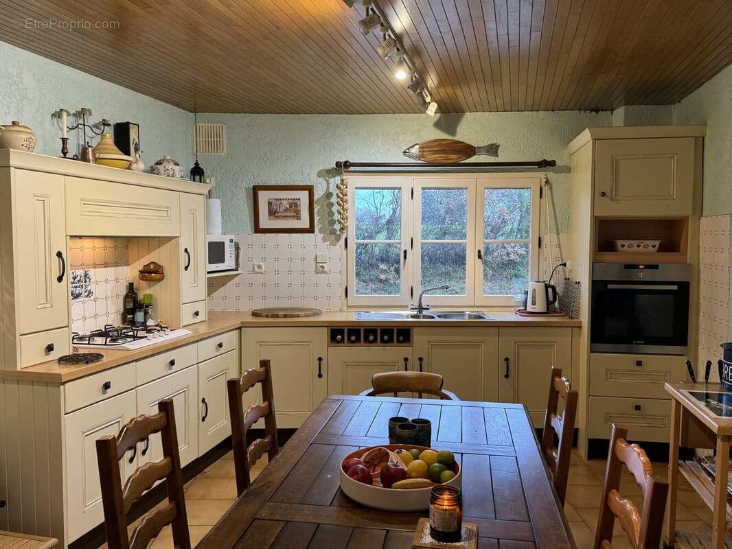 Fitted farmhouse kitchen Cuisine aménagée de style campagne Ausgestattete Landhausküche Ingerichte landelijke keuken - Maison à TRIE-SUR-BAISE