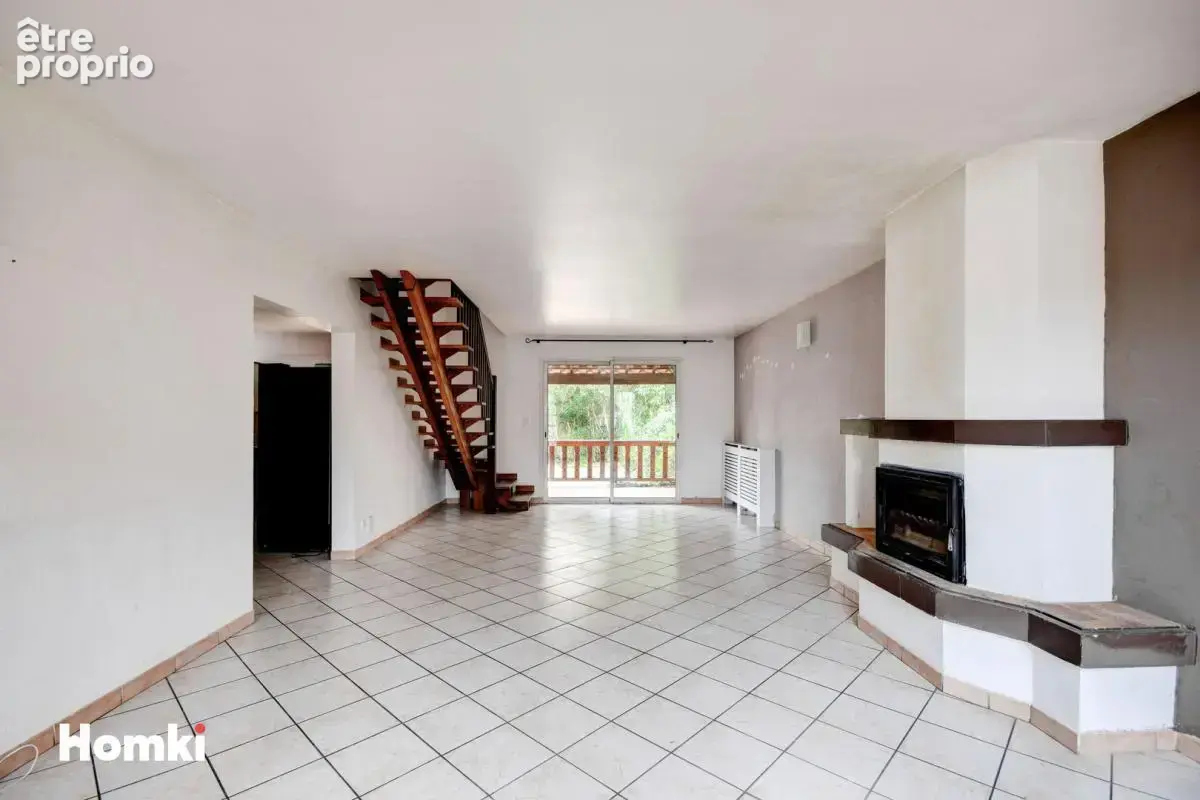 Villa de type 4 jumelee d'un cote avec 2 terrasses un jardin et garage - photo 20
