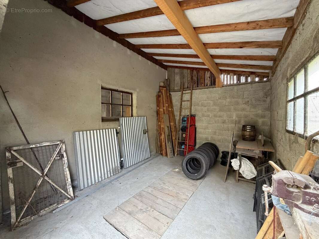 Maison à rénover avec terrain et garages - photo 9