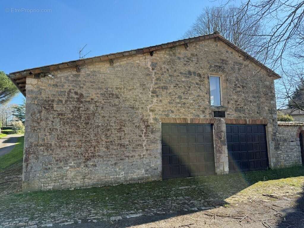À Deux Pas De Nanteuil-En-Vallée, Superbe Longère En Pierre De 1836 Pleine De Charme - photo 33
