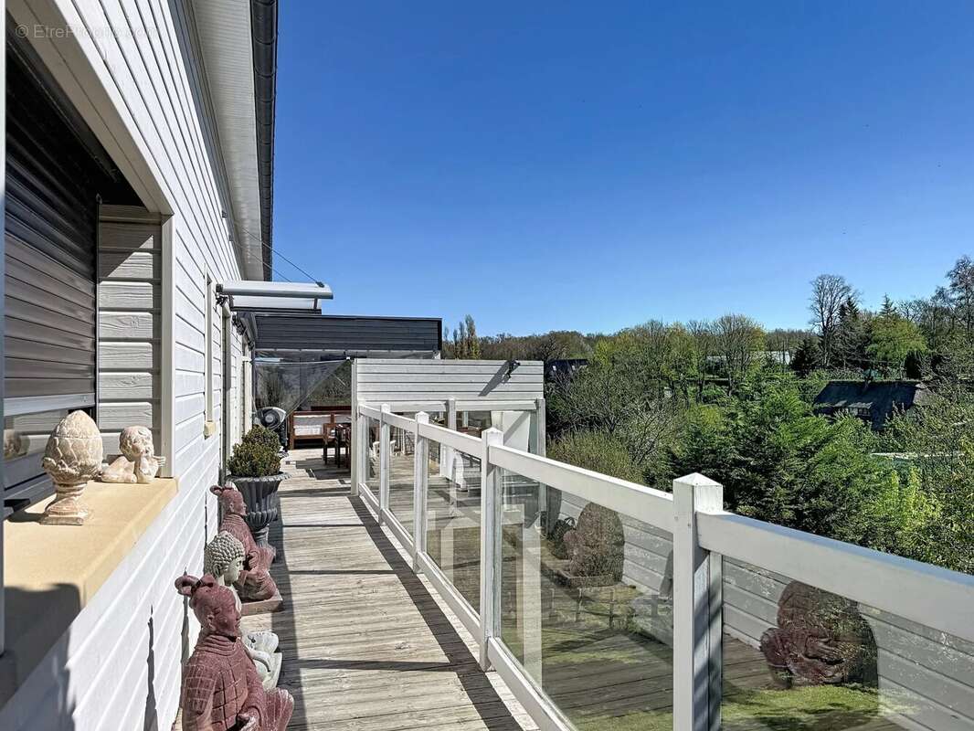 Vaste maison contemporaine dans un cadre verdoyant - photo 2