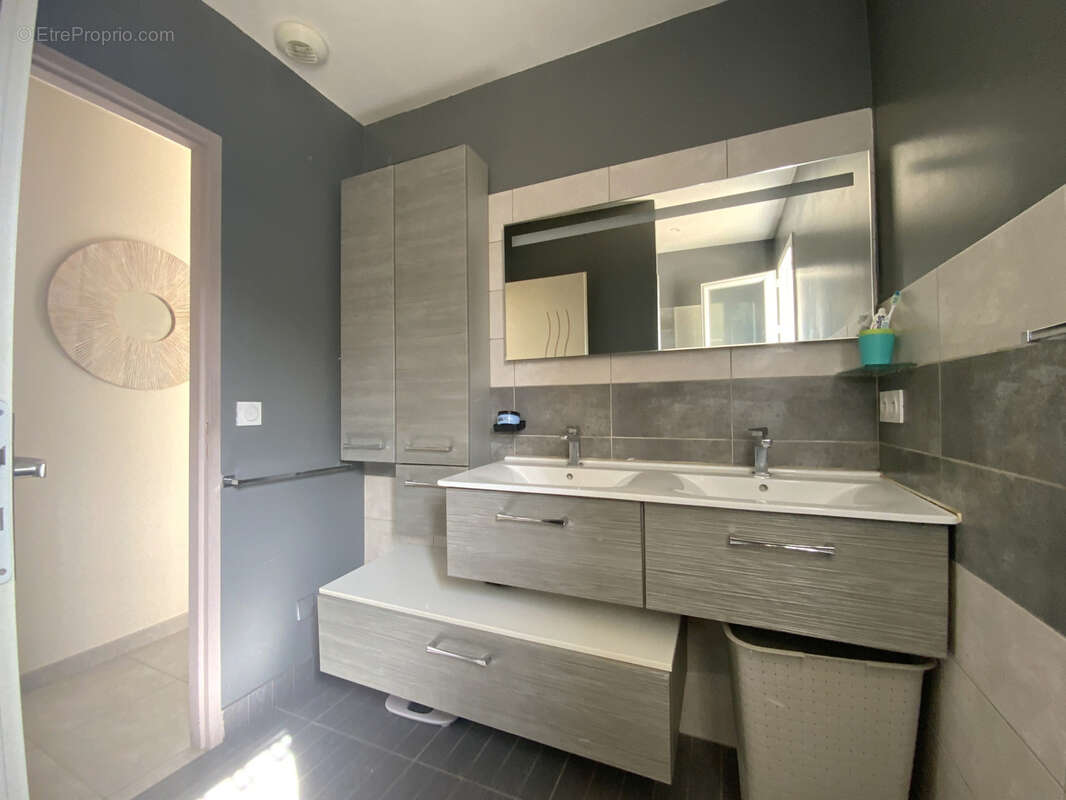 Villa de plain pied sur beau terrain arboré avec piscine. - photo 8