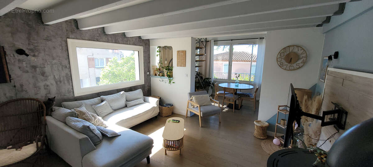 Appartement à CEYRESTE