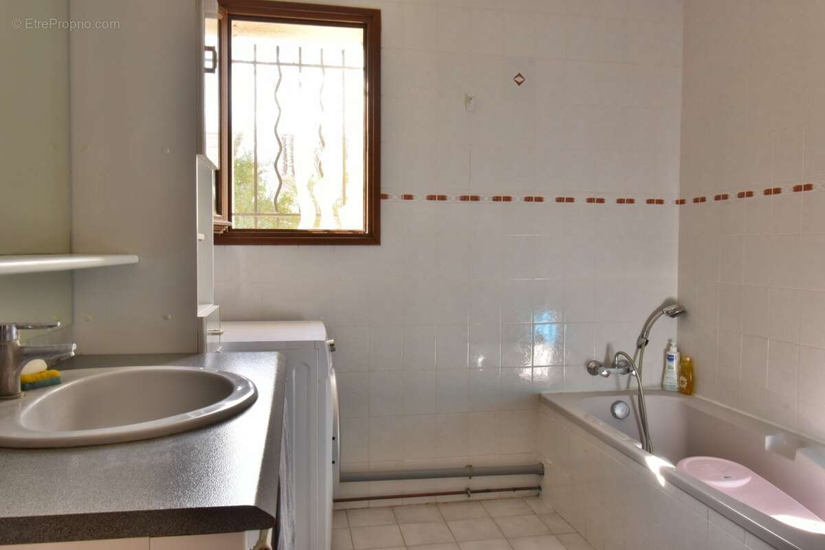 VILLA de plain-pied de 143 m² avec piscine sur 1 378 m² de terrain clos - photo 19