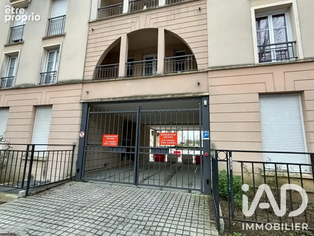 Photo 1 - Parking à SERRIS