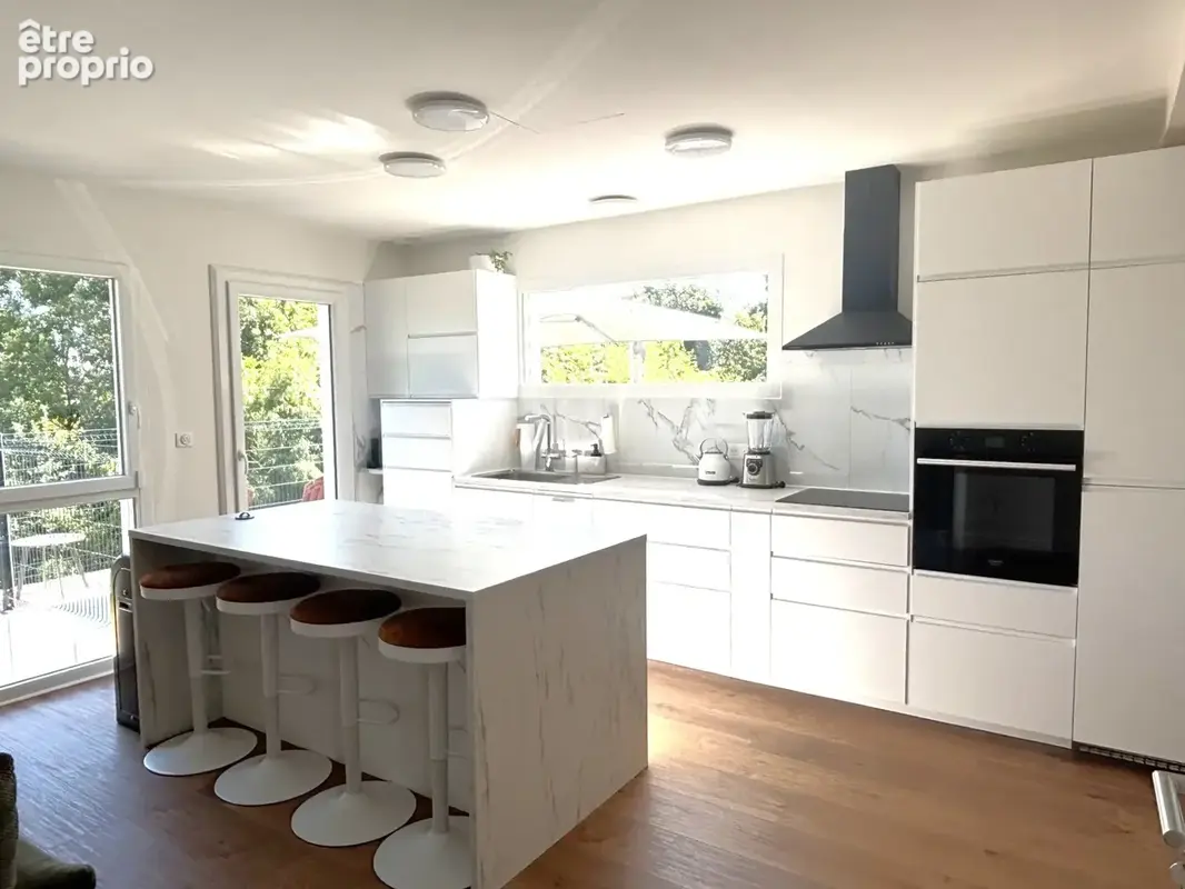 Altkirch sur les hauteurs Maison moderne de 2015 de 150 m2 6 pièces 4 chambres sur 4.15 ares clos et arborés - photo 4