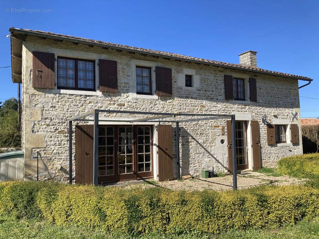 Maison à CLUSSAIS-LA-POMMERAIE