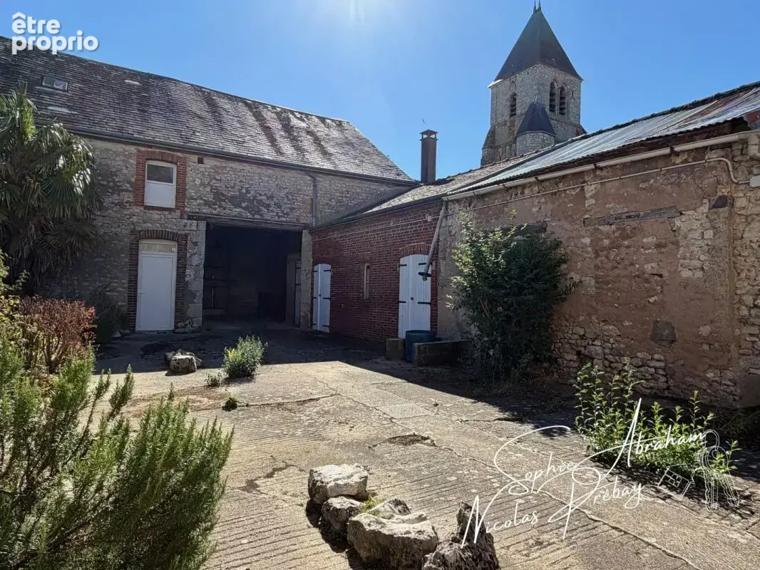 Maison de ville avec dépendances et fort potentiel en centre-ville de Toury - photo 2