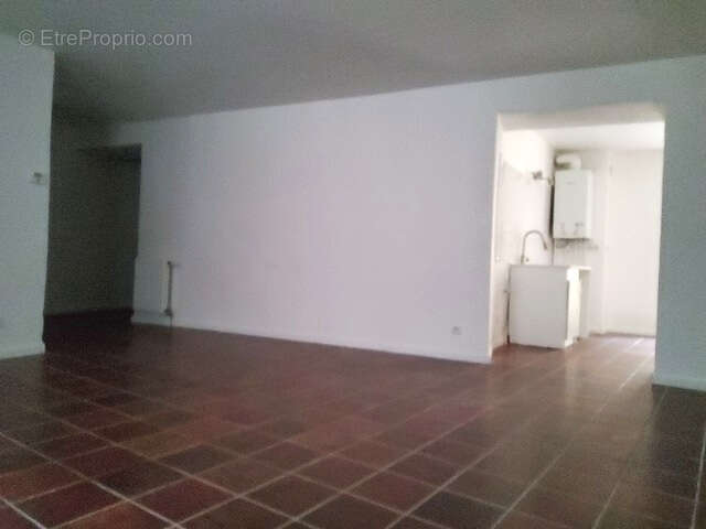 T 3  avec cour - 75 m² environ - photo 2