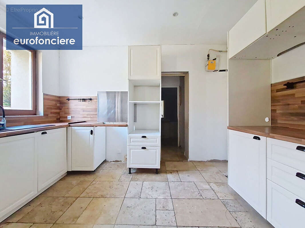 Maison à LA CHAPELLE-SAINT-LUC