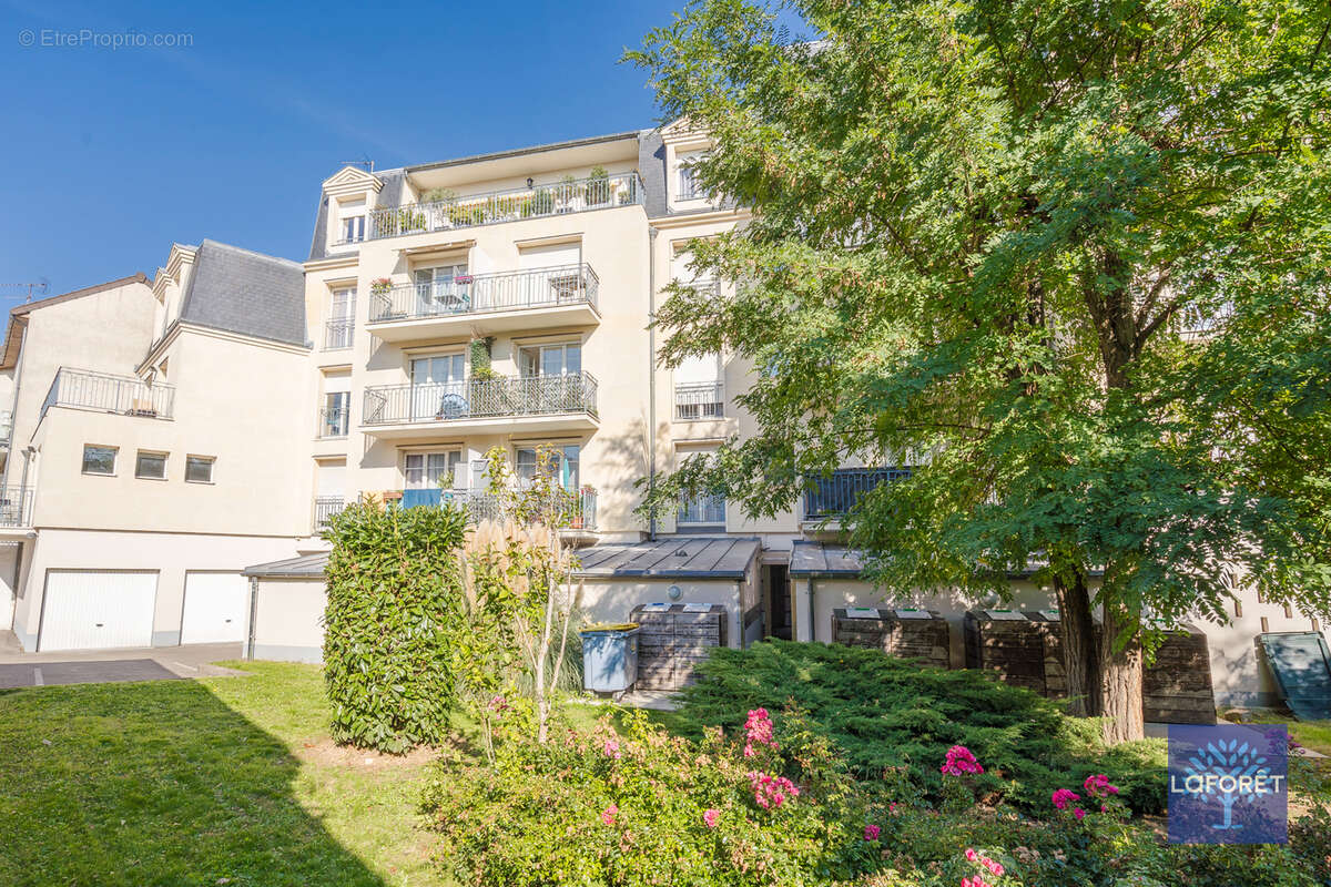 Appartement à LES PAVILLONS-SOUS-BOIS