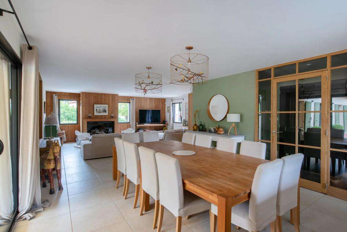 Maison à LA ROQUE-ESCLAPON