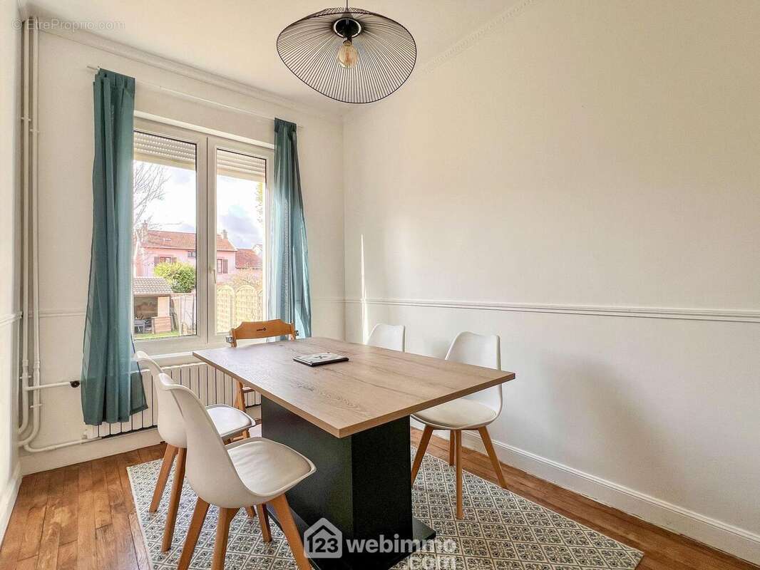 Salle à manger / Bureau de 8,6m² - Maison à VERDUN