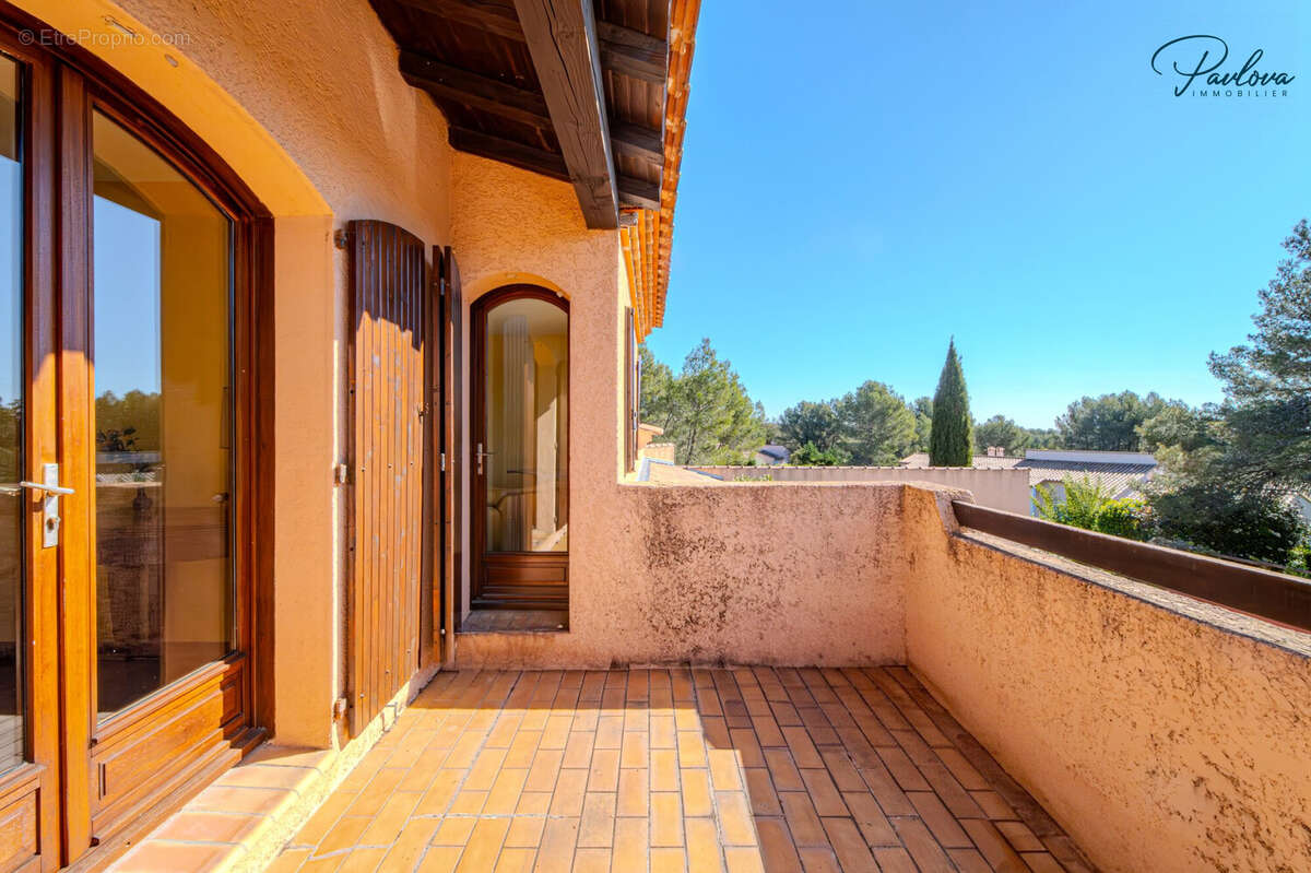 Maison à SAINT-CLEMENT-DE-RIVIERE