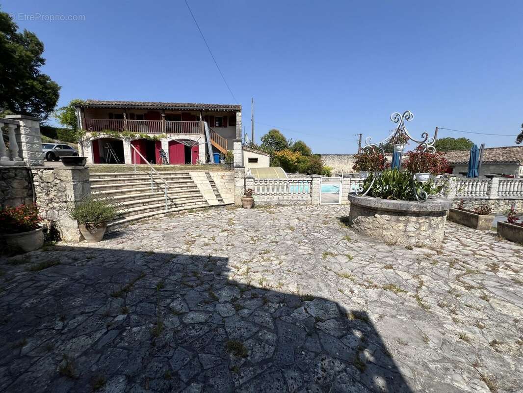 Maison 248 m² à Bourg-De-Visa  - photo 3