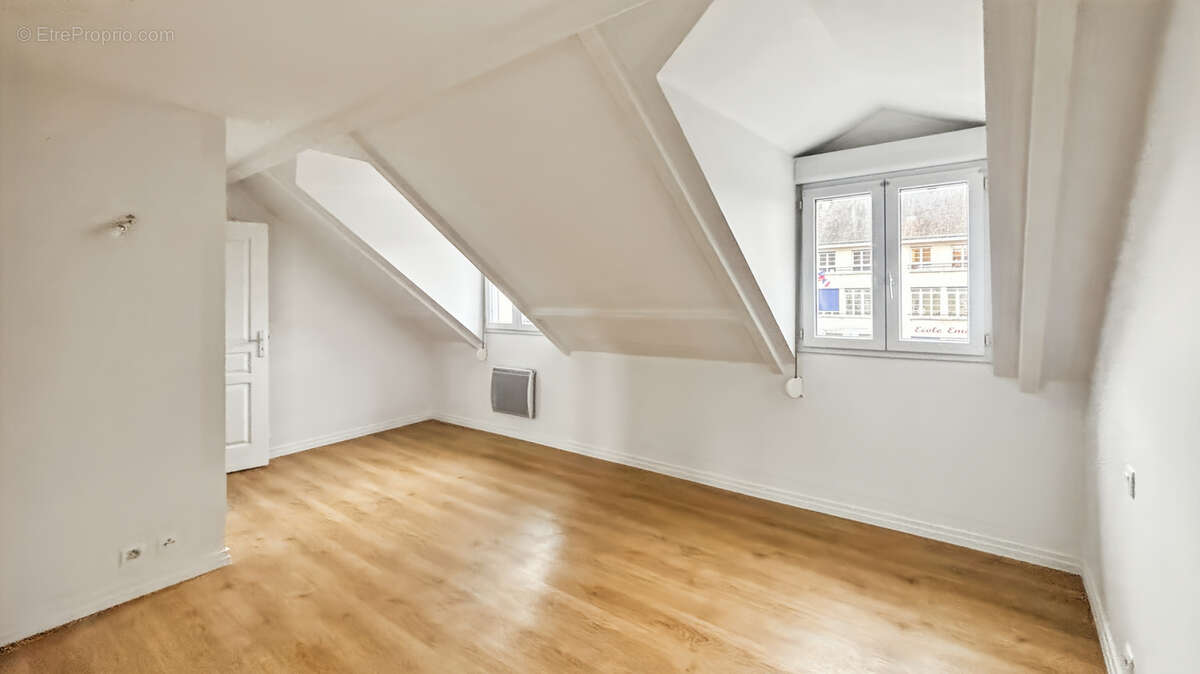 Appartement à NEAUPHLE-LE-CHATEAU