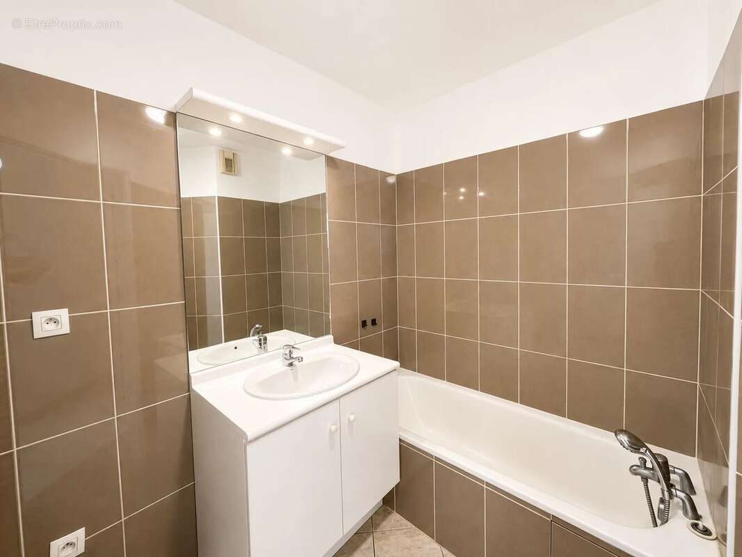 T3 64 m² avec terrasse, double garage et piscine – Villeurbanne - photo 7