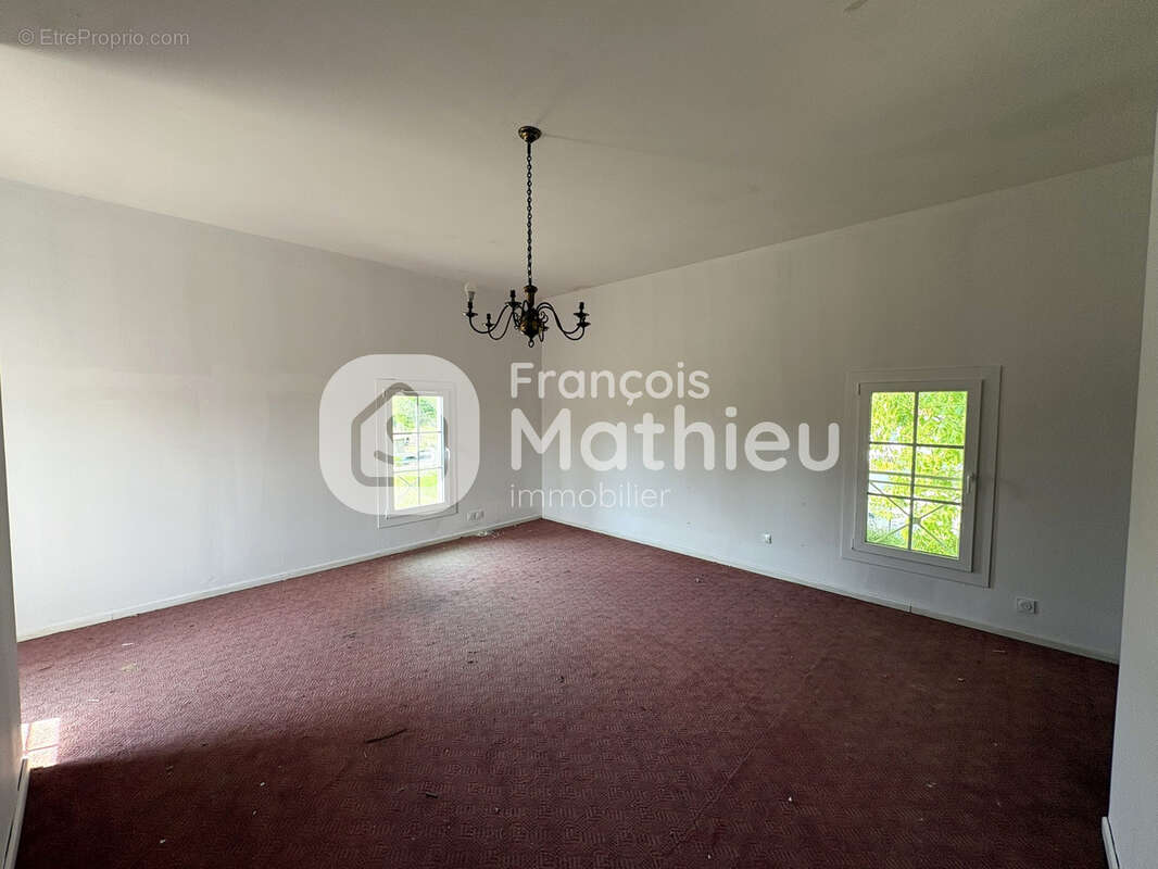 Chatillon-sur-Chalaronne - Maison individuelle d'environ 184 m2 habitables avec garage sur une terrain d'envir - photo 11