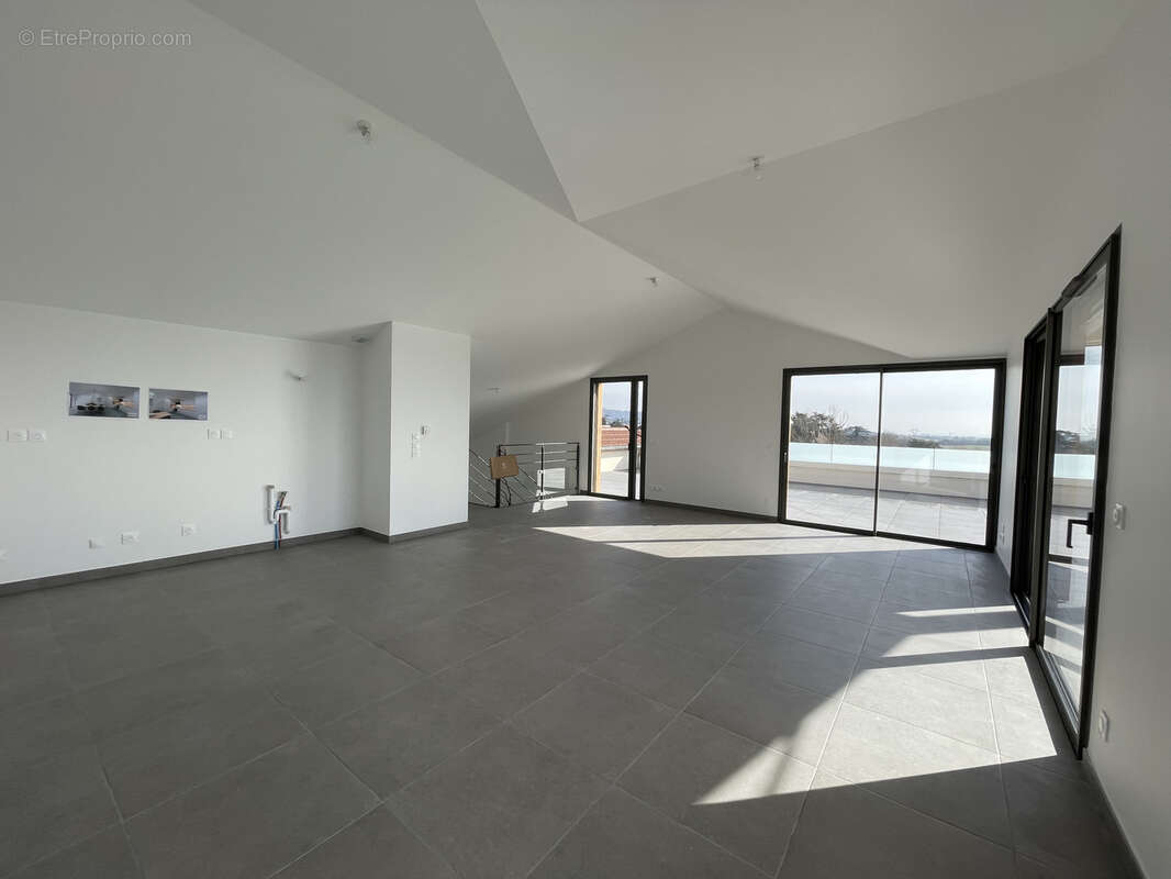 Appartement à LA TOUR-DE-SALVAGNY