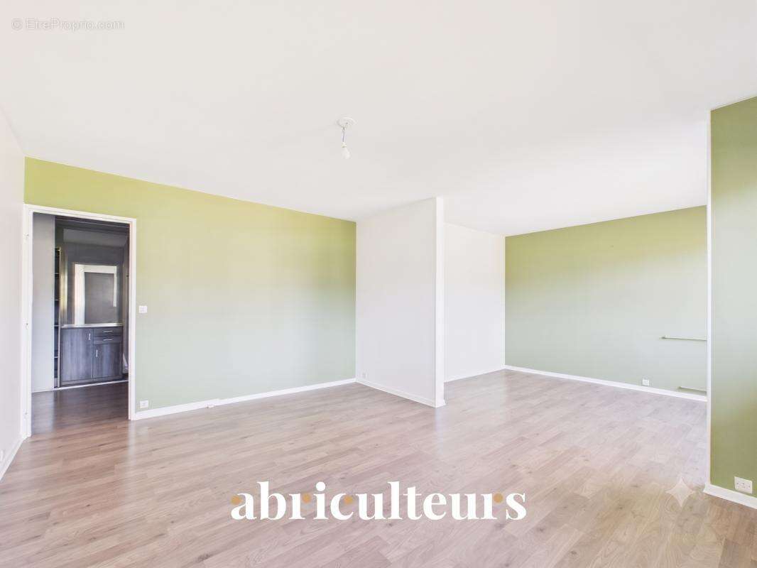 Appartement traversant avec loggia, parking et cave en vente au Plessis-Bouchard 95130 - photo 17