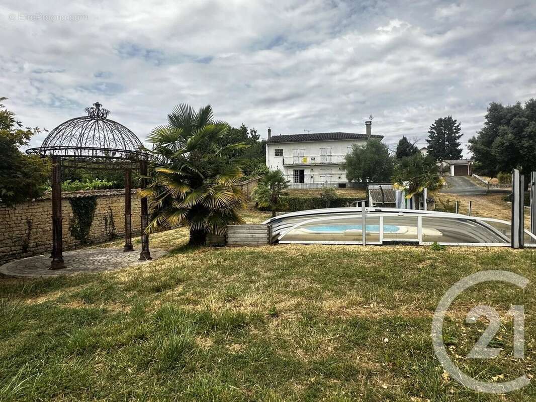 Maison 210 m² à Chef-Boutonne  - photo 17