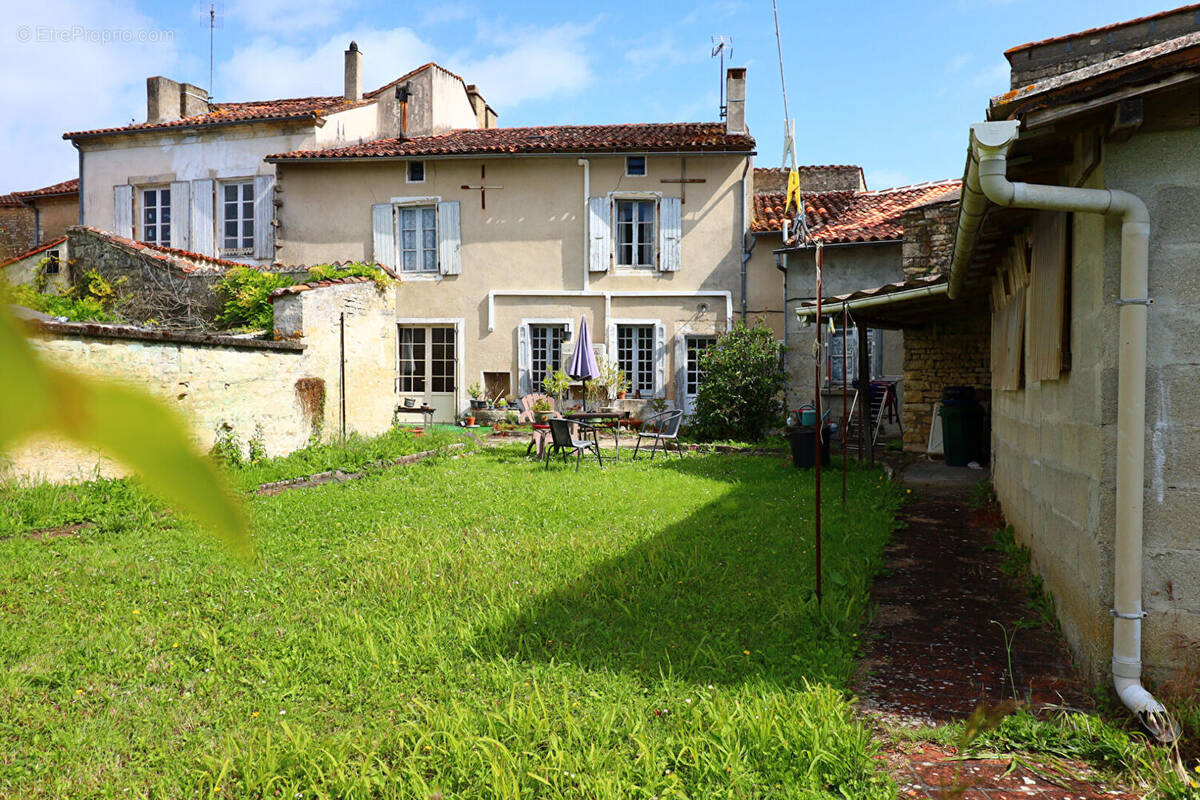 Maison à AIGRE