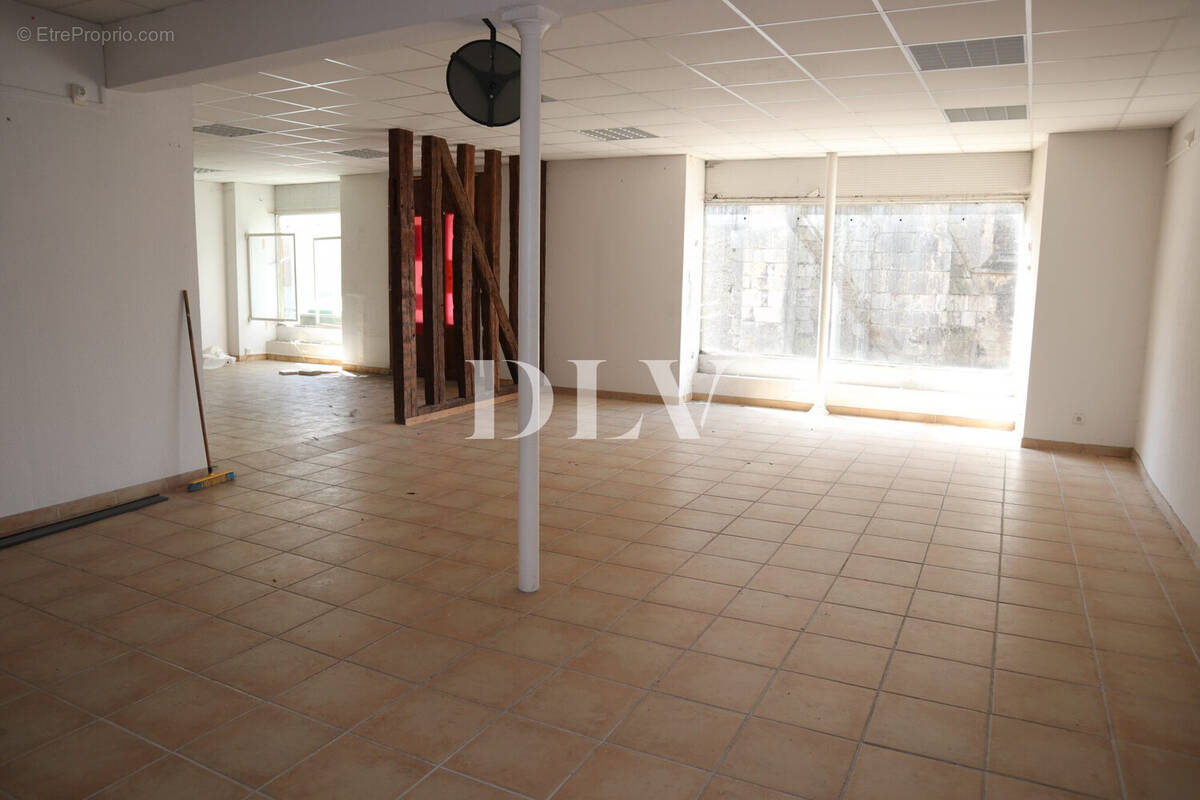 Commerce à FONTAINEBLEAU