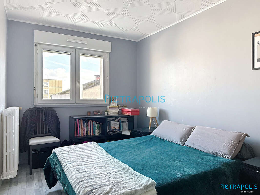 chambre 1 - Appartement à VILLEFRANCHE-SUR-SAONE