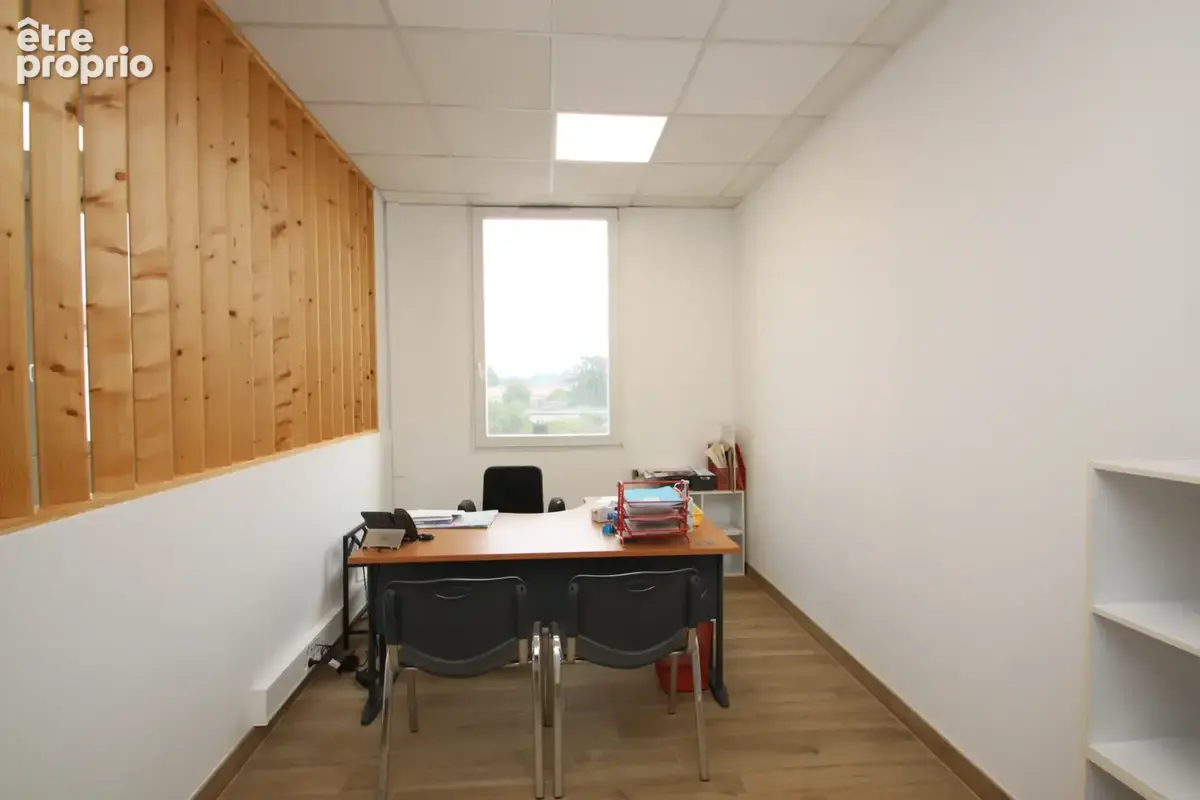 Local professionnel de 121 m2 clé en main   idéal cabinet médical ou bureaux, avec ascenseur et 3 parkings - photo 6