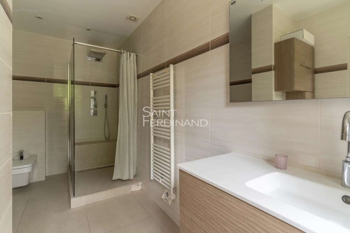 Appartement à NEUILLY-SUR-SEINE