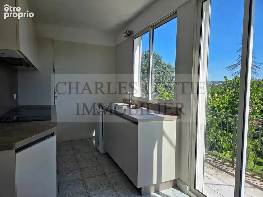 Maison familiale spacieuse avec grand terrain et garage - photo 5