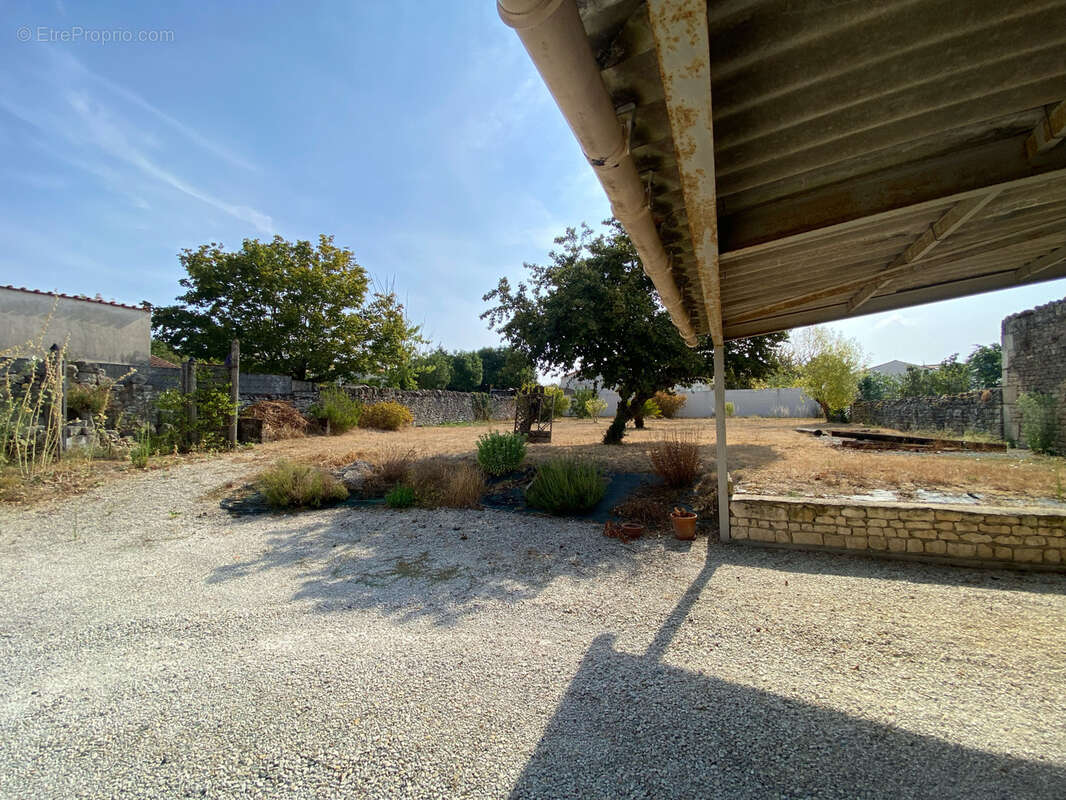 Maison en pierres, jardin, garage, préau, dépendances. - photo 13