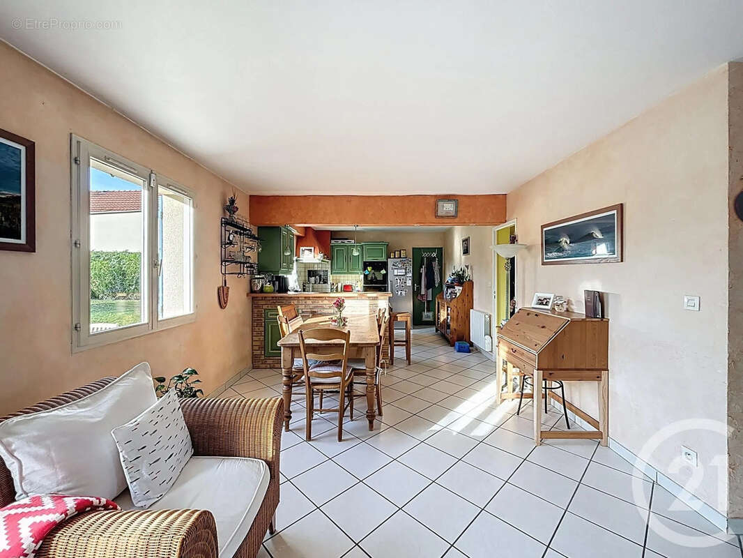 Maison à SAVIGNY-LE-TEMPLE