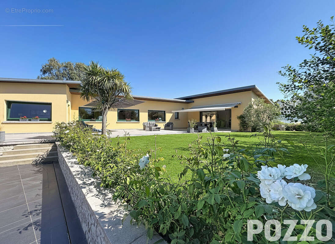 Élégance contemporaine aux portes de Granville , Villa d'exception avec piscine, prestations haut de gamme et performance énergé - photo 3