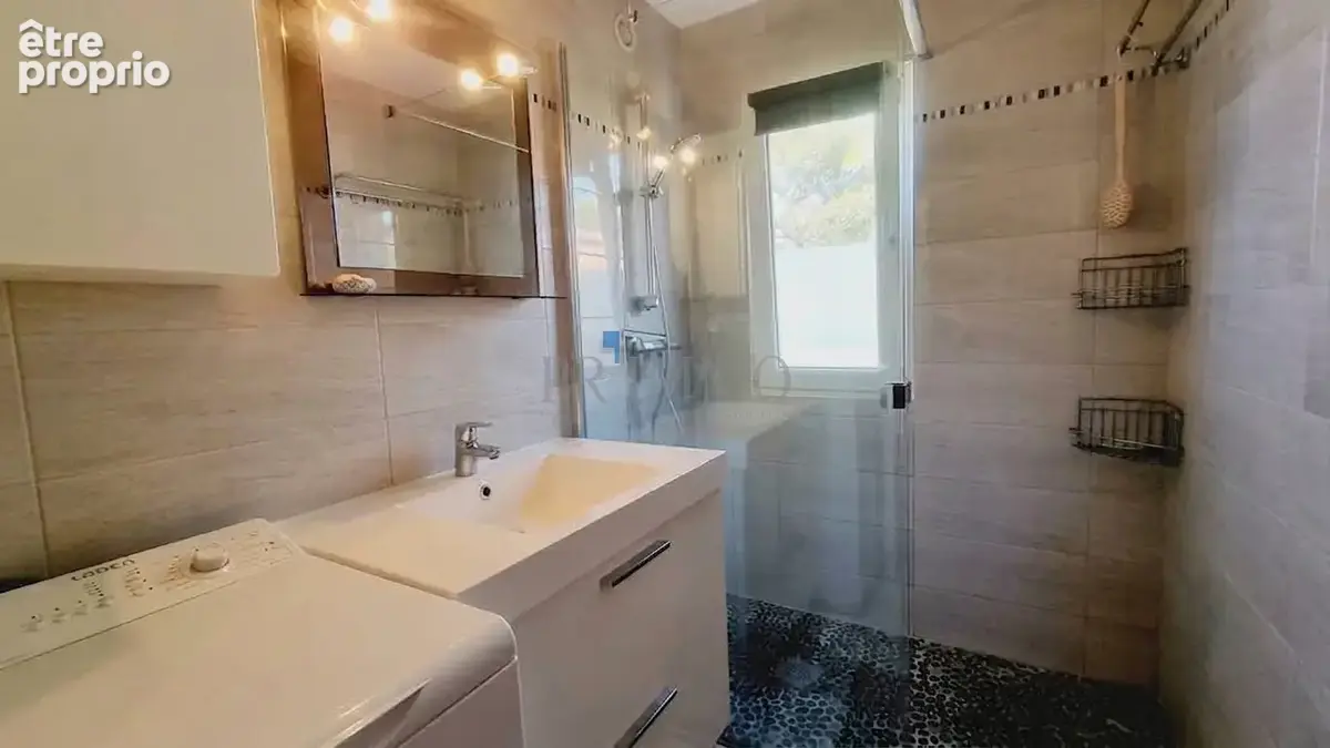 Boulouris   plein cœur   superbe 2 pièces rénové avec garage - photo 9