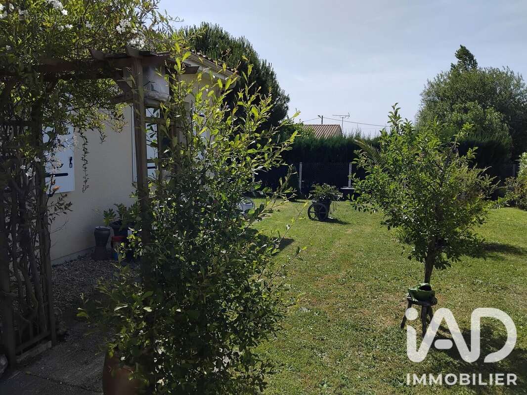 Maison 113 m² à Saint-Simon-De-Bordes  - photo 4