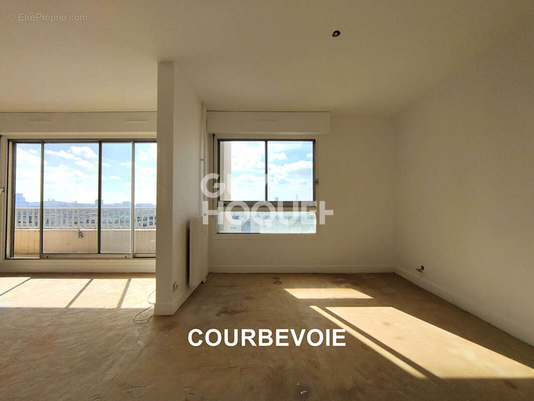 Appartement à COURBEVOIE