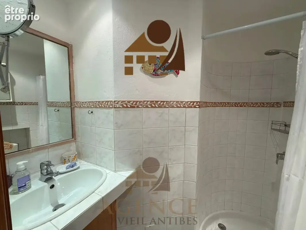 VIEIL ANTIBES – 3 PIÈCES et 63m² – vue dégagée et proche des remparts - photo 12