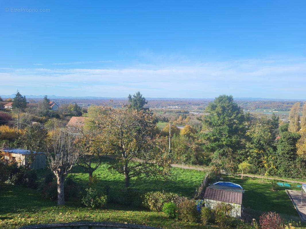 Maison à CREUZIER-LE-VIEUX