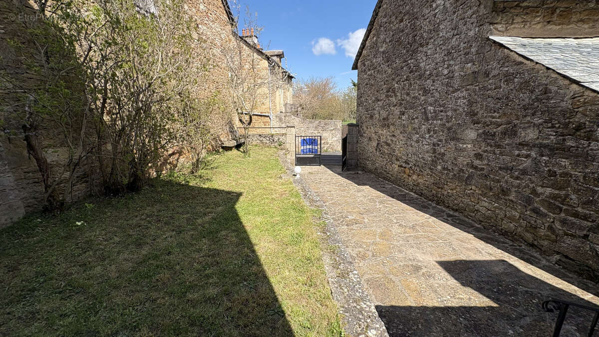 Maison à MONTROZIER