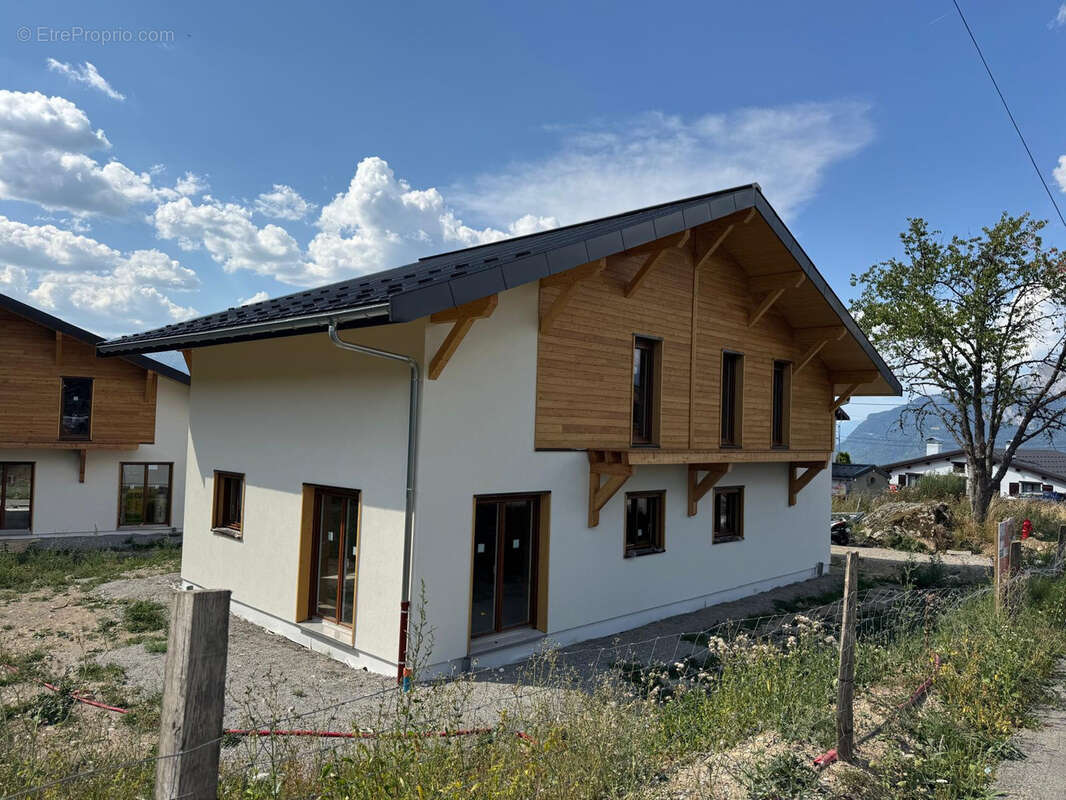Saint Gervais Mont Blanc Chalet T5 de 147 m2 à 899 000 € frais de notaire réduits. - photo 3