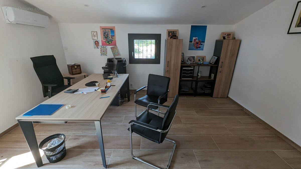 Commerce 240 m² à Le Luc  - photo 2