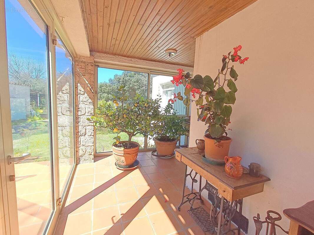 Maison 83 m² à Regusse  - photo 3